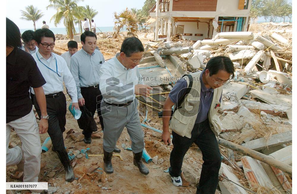 (2)Machimura inspects tsunami-hit areas in Thailand