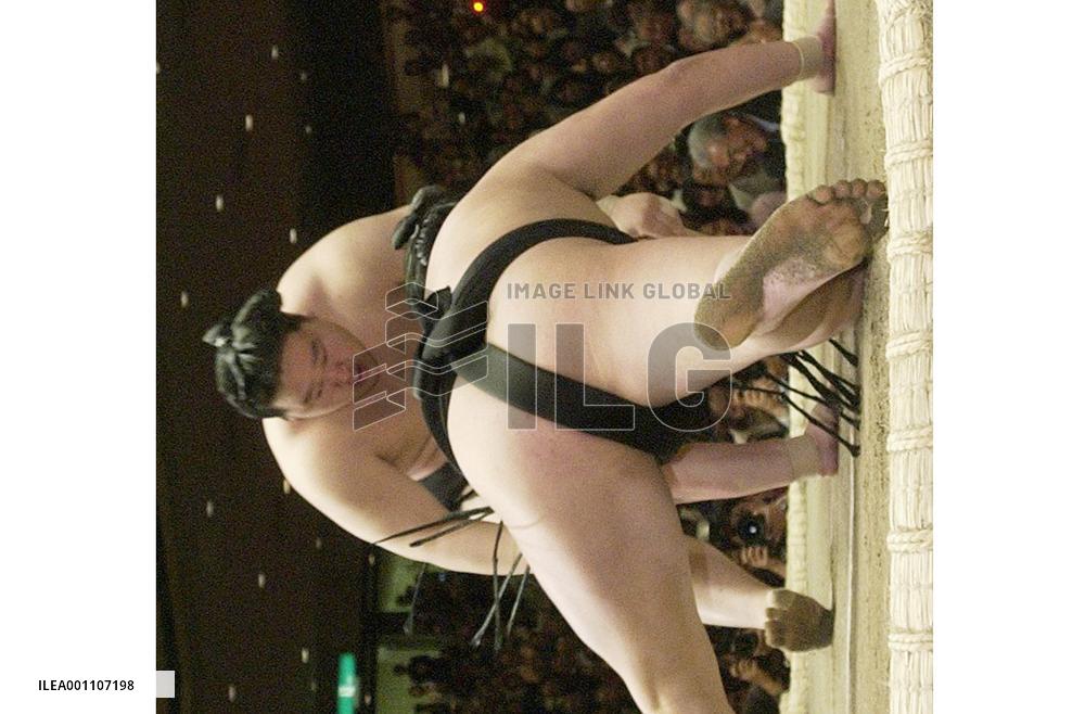 Asashoryu still perfect as New Year meet winds down
