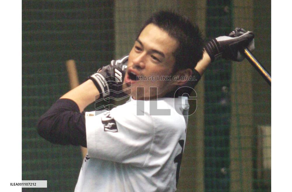 Ichiro takes part in open training session