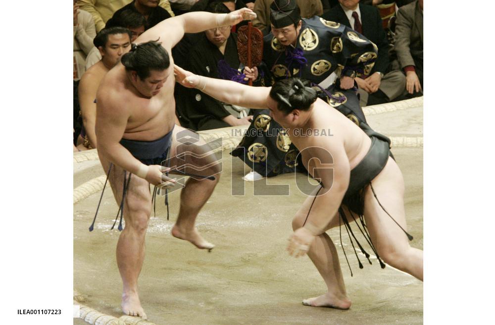 Asashoryu zeros in on New Year title