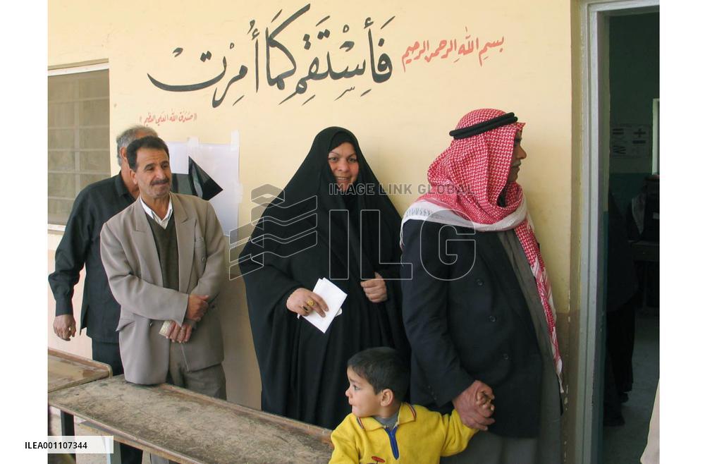 (4)Iraqi election turnout at least 72% amid attacks
