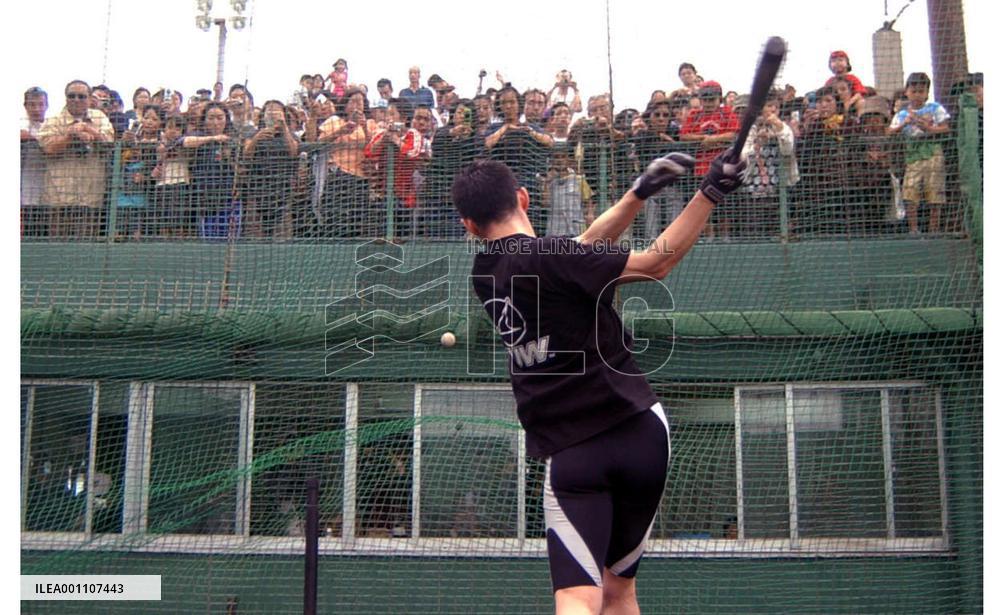 (2)Ichiro visits Orix camp, takes batting practice