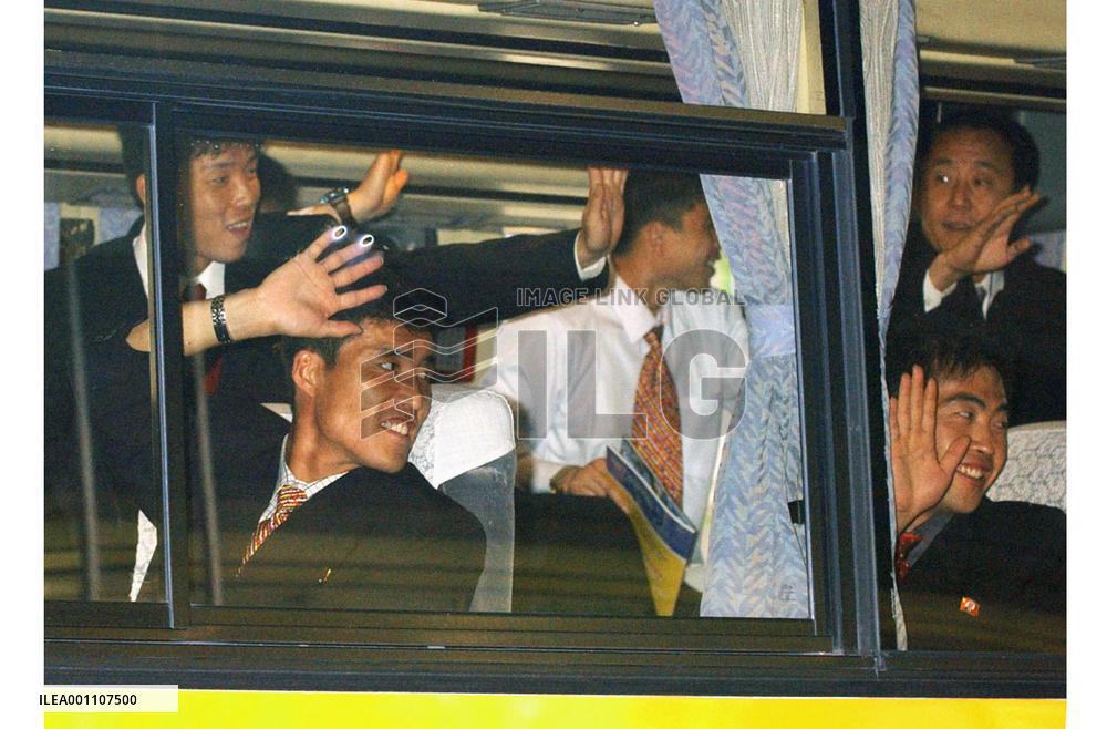 (1)N. Korea soccer team leaves Japan