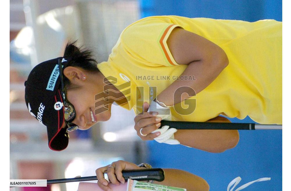 (1)Miyazato holds on to lead midway through ANZ Ladies