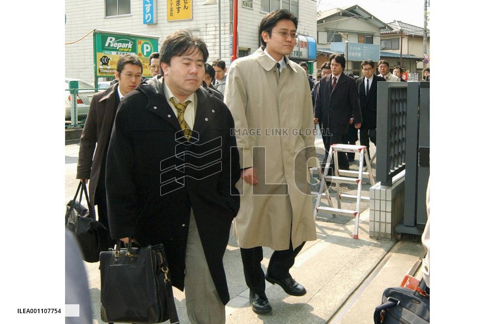 (2)Business tycoon Tsutsumi arrested in Seibu share scam