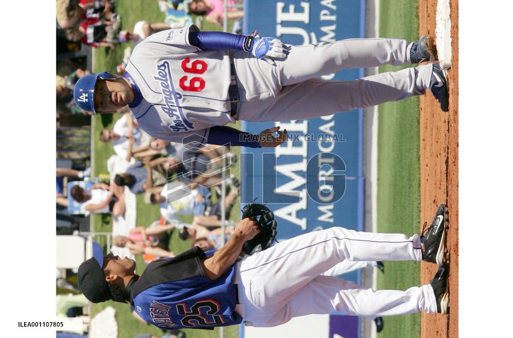 (2)Nakamura doubles in preseason debut for Dodgers