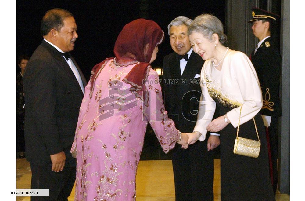 (1)Japanese emperor hosts banquet for Malaysian king, queen