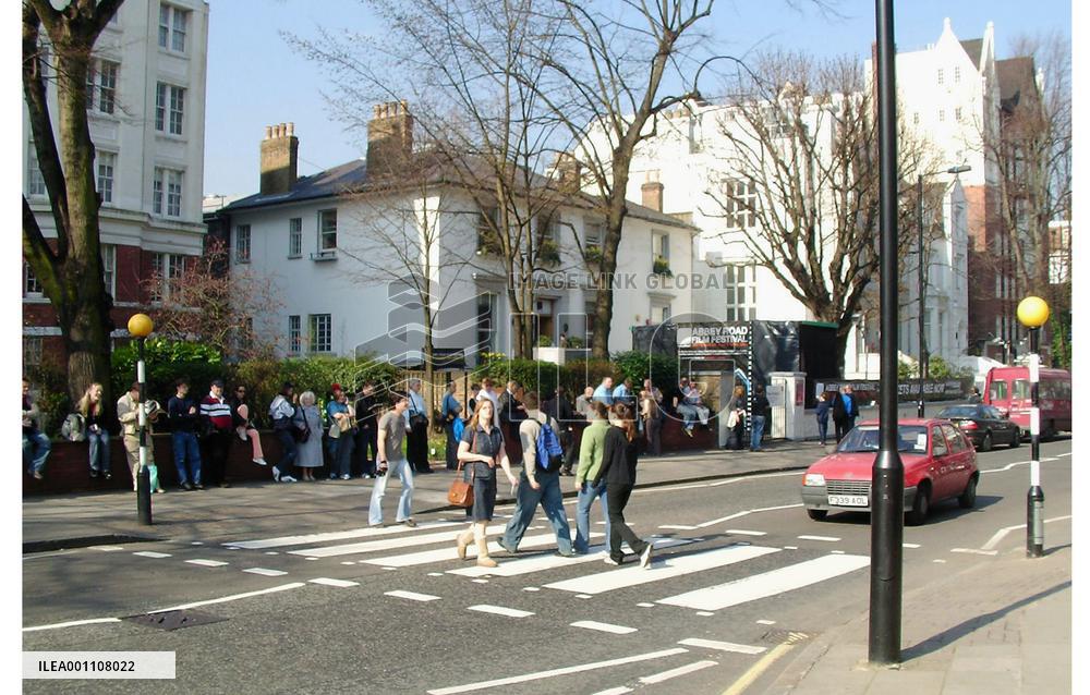 (1)Abbey Road Studios in London opens doors to public