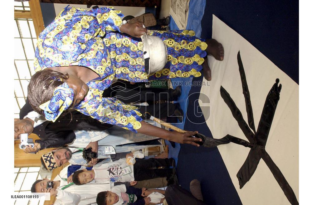 Nobel laureate Maathai interacts with NGOs at Aichi Expo