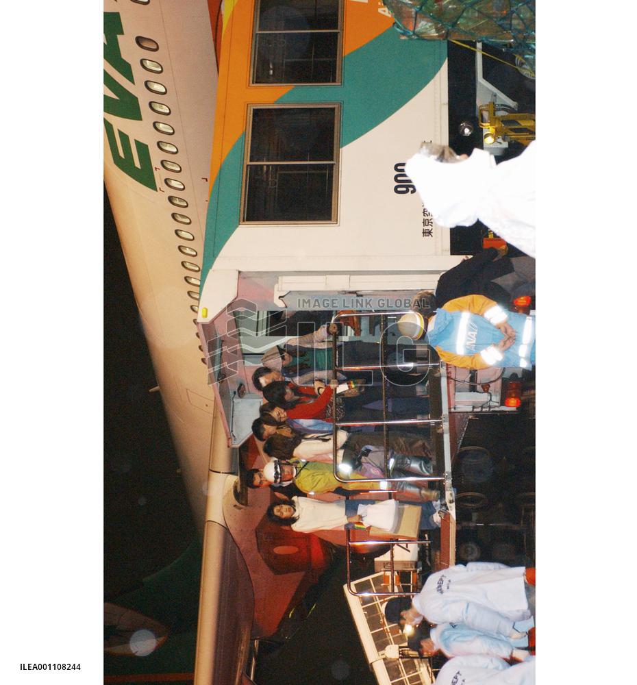 (1)EVA Air plane hit by turbulence, makes emergency landing