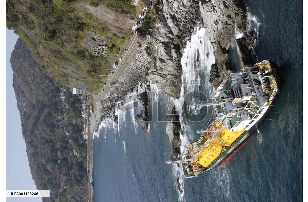 Gas tanker runs aground in Shizuoka, no one hurt