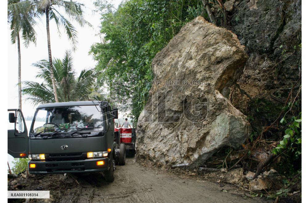 (6)Scenes from Indonesia's Nias and Simeuleu islands after quake
