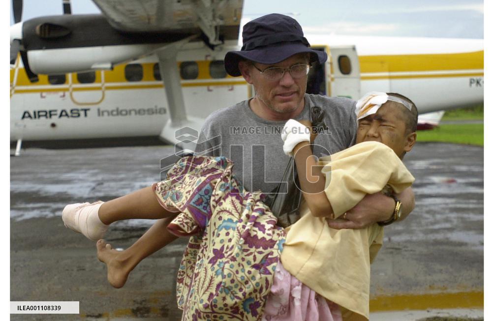 (9)Scenes from Indonesia's Nias and Simeuleu islands after quake