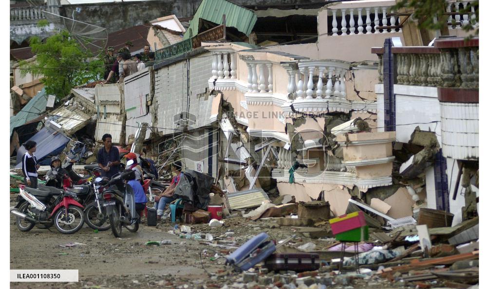 (18)Scenes from Indonesia's Nias and Simeuleu islands after quake