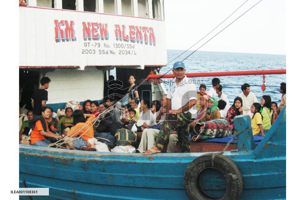 Nias islanders leave Indonesia's quake-hit Nias