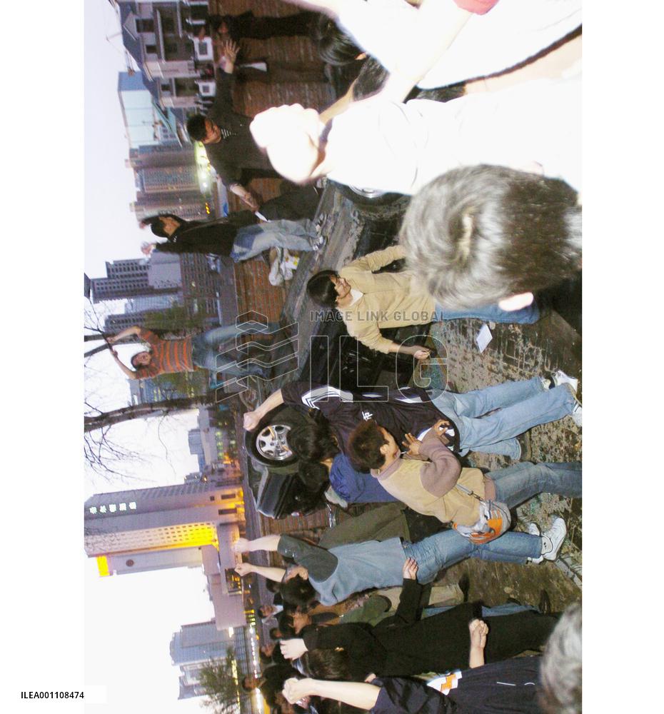 (4)Chinese protestors pelt Japan embassy, envoy's residence