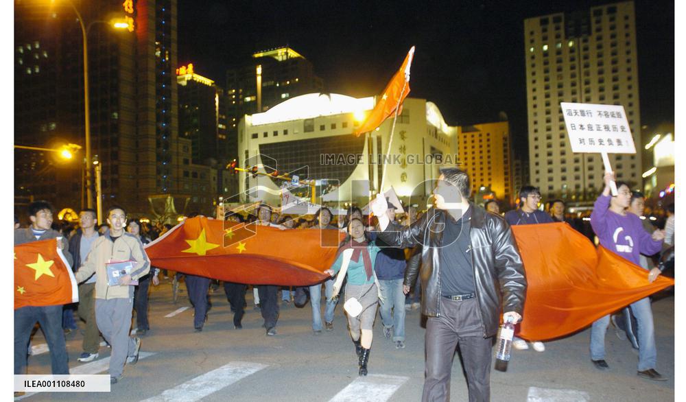 (3)Chinese protestors pelt Japan embassy, envoy's residence