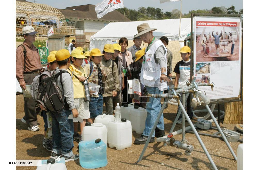 Refugee camp exhibition attracts Aichi Expo visitors