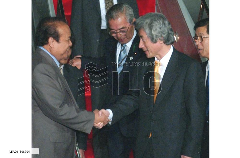 (2)Koizumi arrives in Jakarta, focus on China, U.N. reform