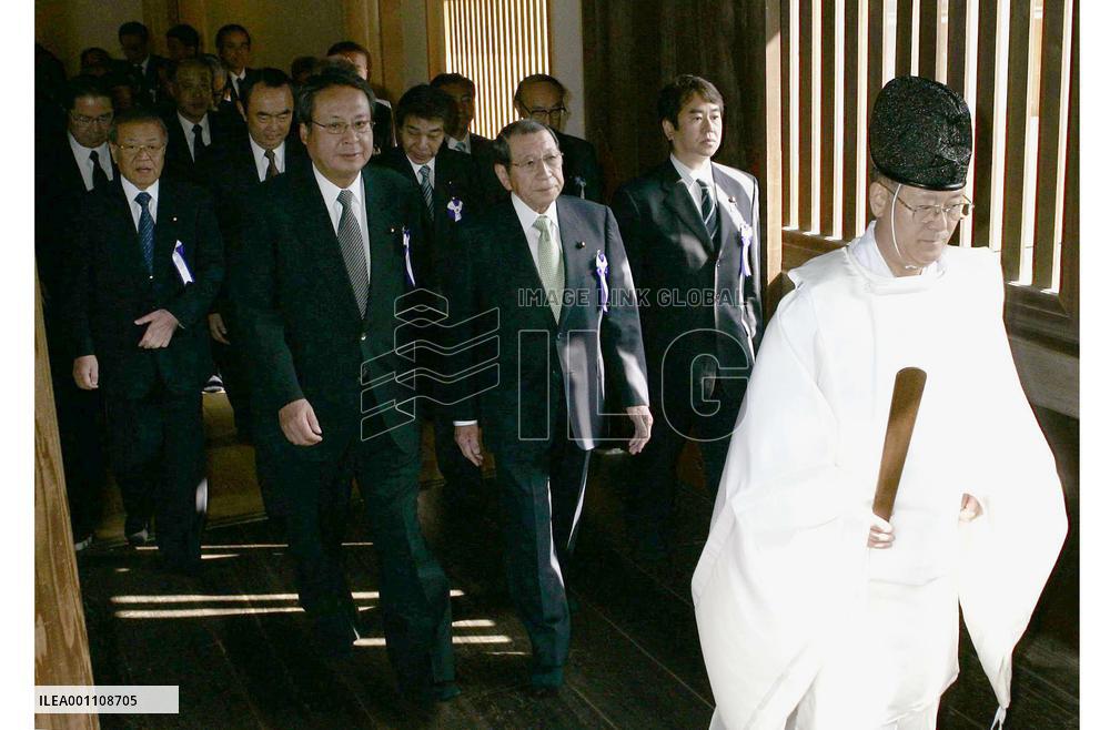 (1)80 lawmakers visit Yasukuni Shrine