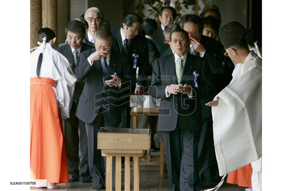 (2)80 lawmakers visit Yasukuni Shrine