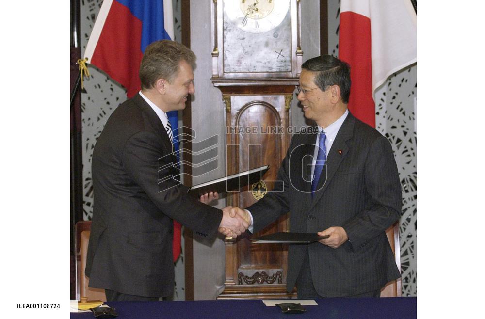 (3)Machimura, Khristenko hold talks in Tokyo