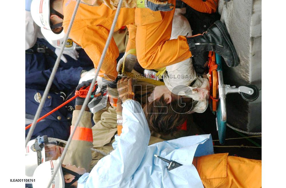 (3)Train derails, slams into apartment building in Hyogo Pref.