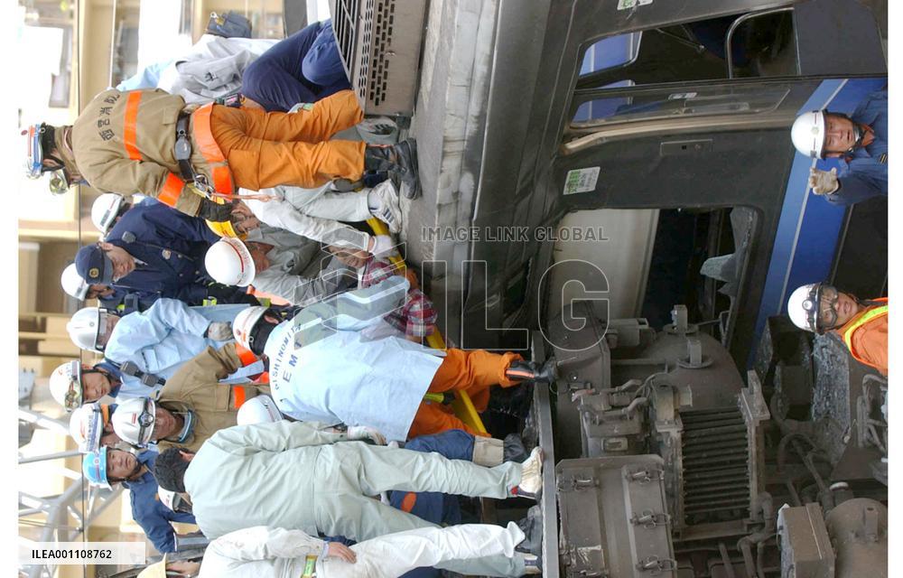 (4)Train derails, slams into apartment building in Hyogo Pref.