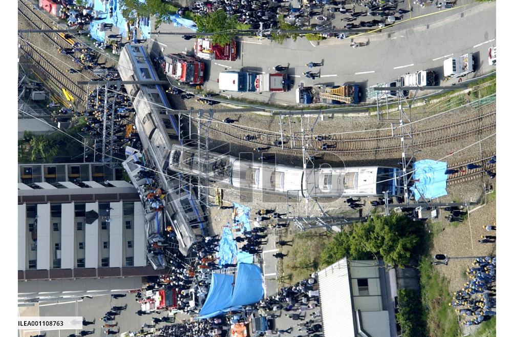 (5)Train derails, slams into apartment building in Hyogo Pref.