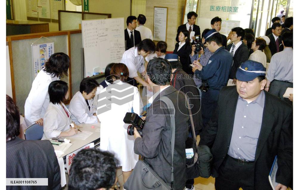 (7)Train derails, slams into apartment building in Hyogo Pref.