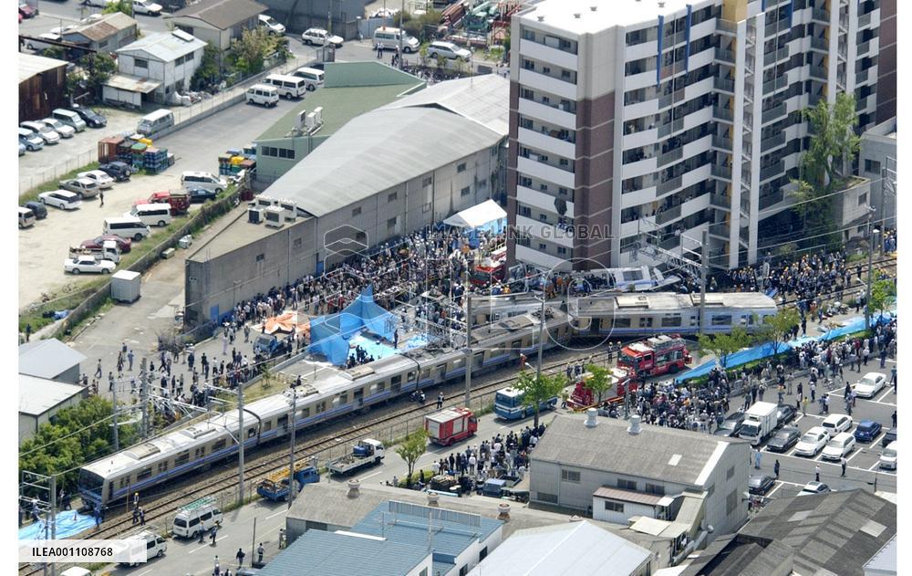 (6)Train derails, slams into apartment building in Hyogo Pref.