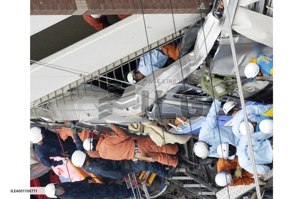 (10)Train derails, slams into apartment building in Hyogo Pref.