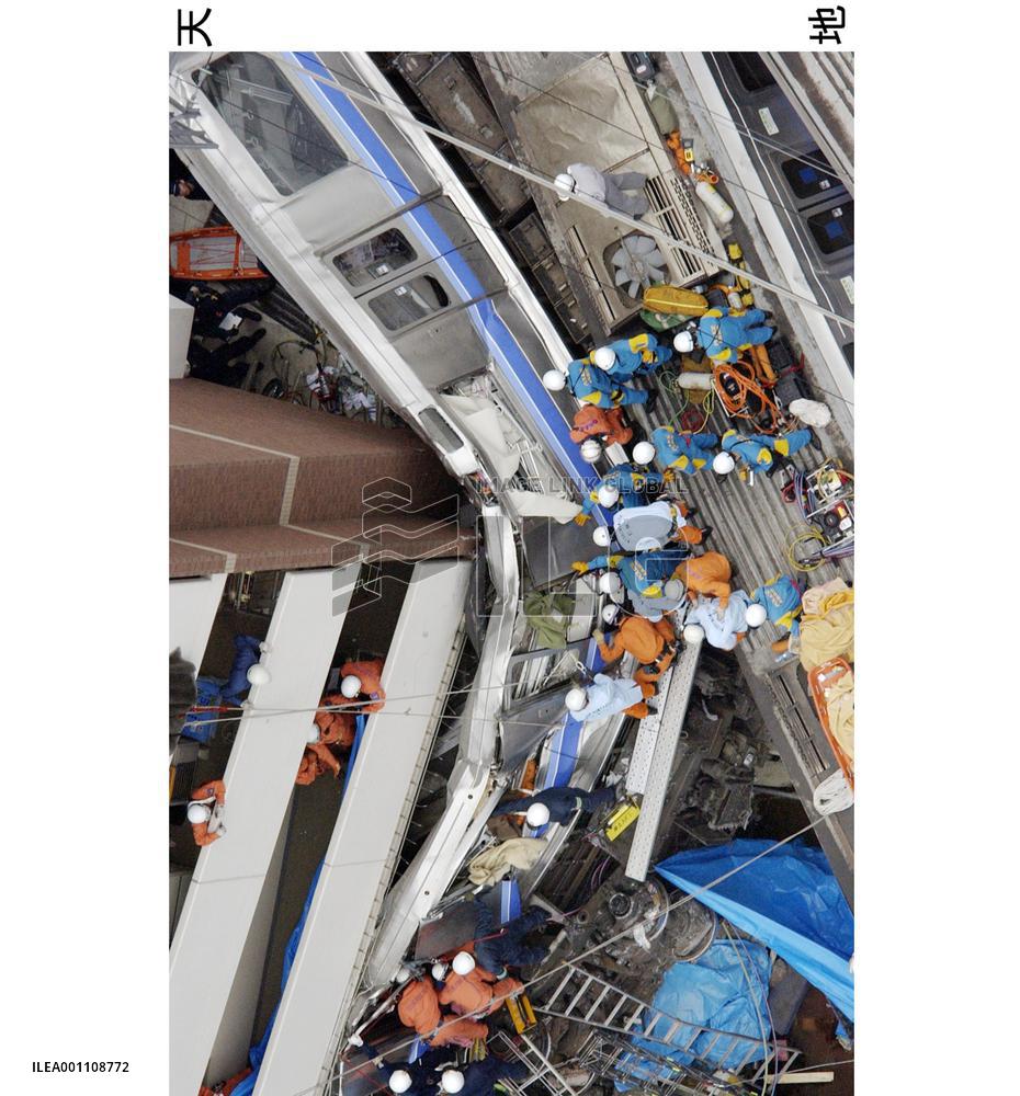(9)Train derails, slams into apartment building in Hyogo Pref.