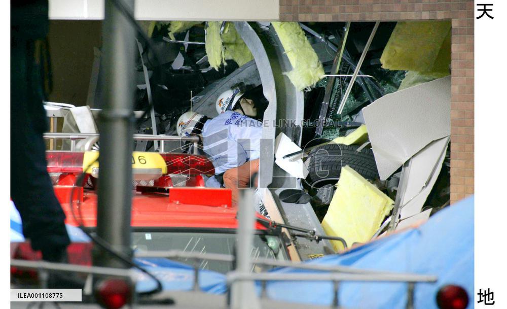(12)Train derails, slams into apartment building in Hyogo Pref.