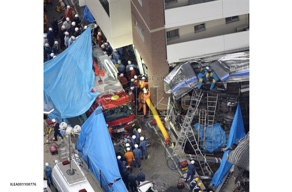 (11)Train derails, slams into apartment building in Hyogo Pref.