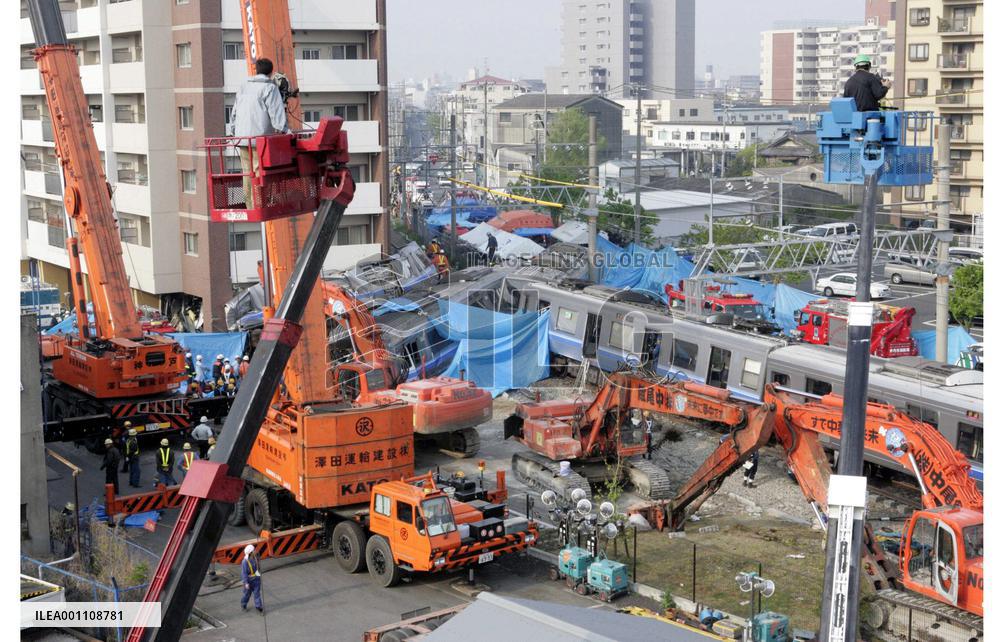 (4)Rescue operations continue at train crash site
