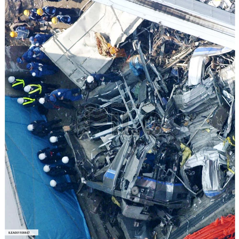 (3)Police launch full-scale probe into deadly train crash