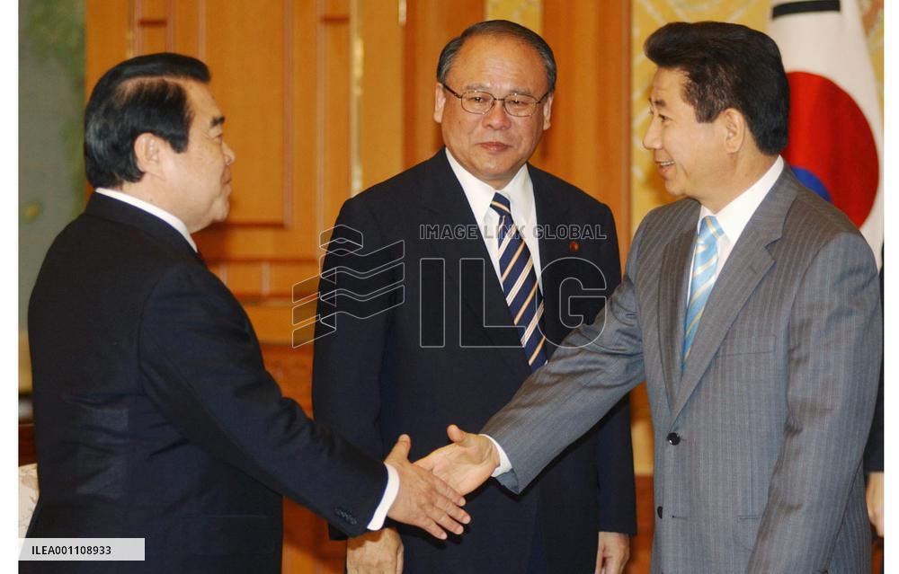 Takebe, Fuyushiba meet S. Korean president