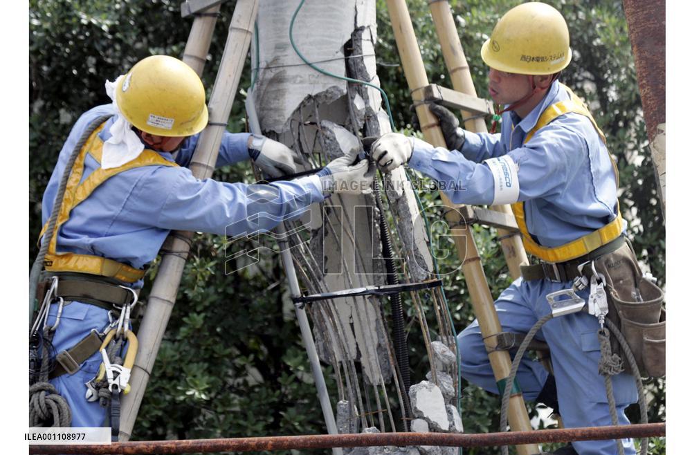 (3)Photos from train crash site in Hyogo Pref.