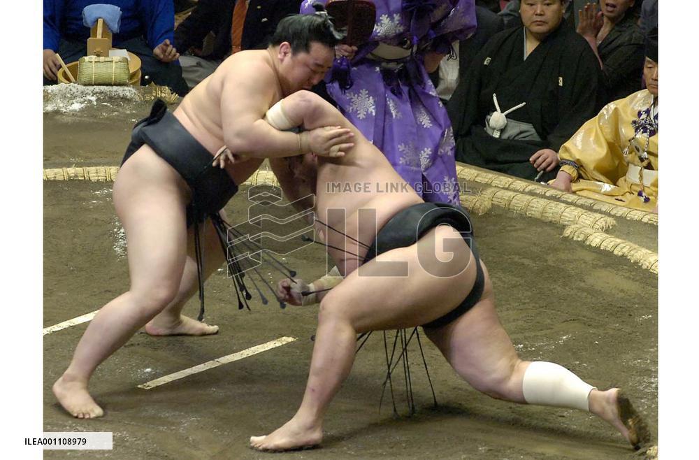 Asashoryu off to strong start at summer sumo