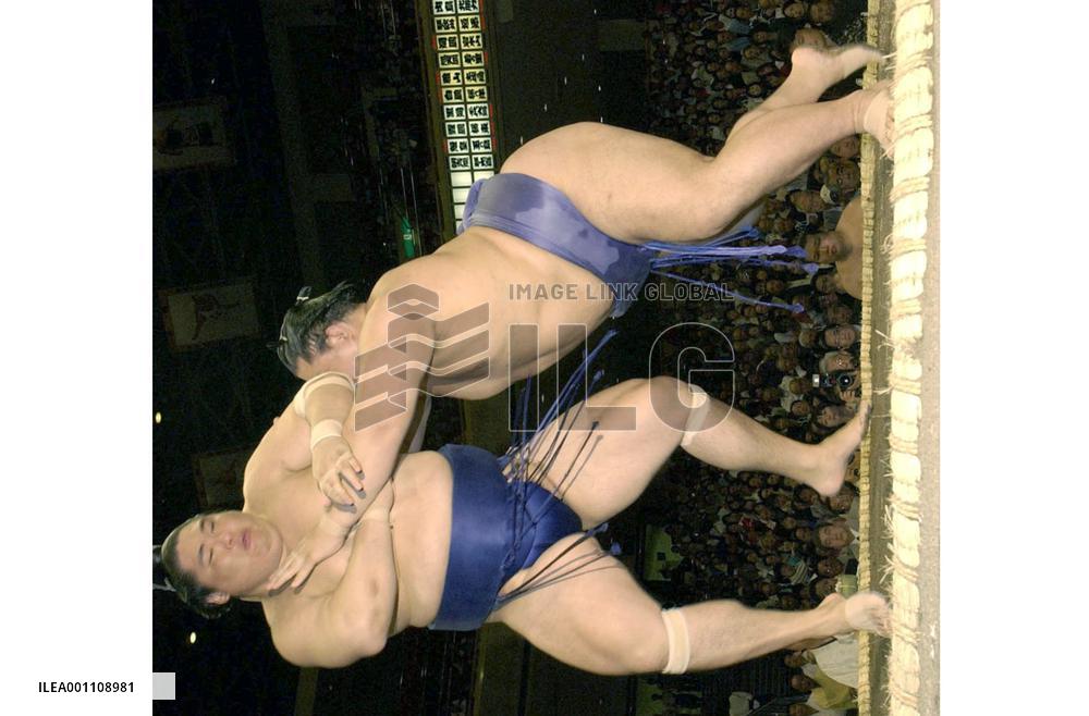 Kaio beats Tamanoshima at summer sumo
