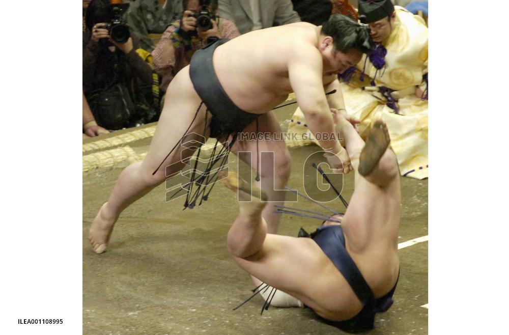 Asashoryu blows away Tochinonada on 2nd day of summer sumo