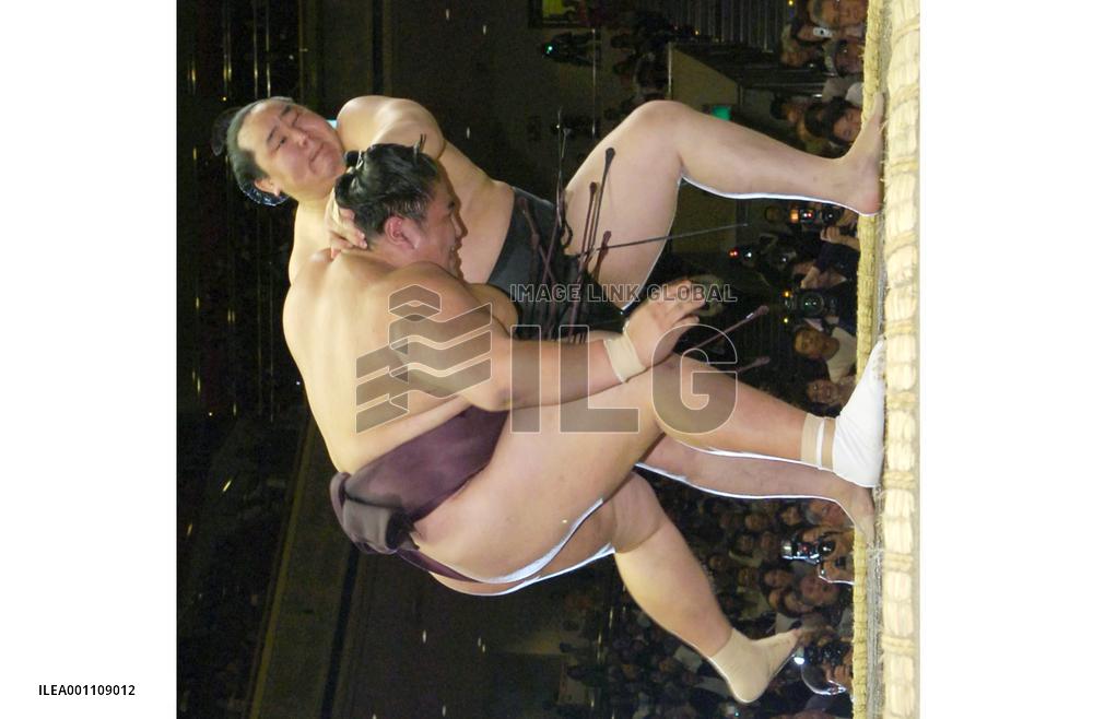 Asashoryu posts easy 3rd win at summer sumo