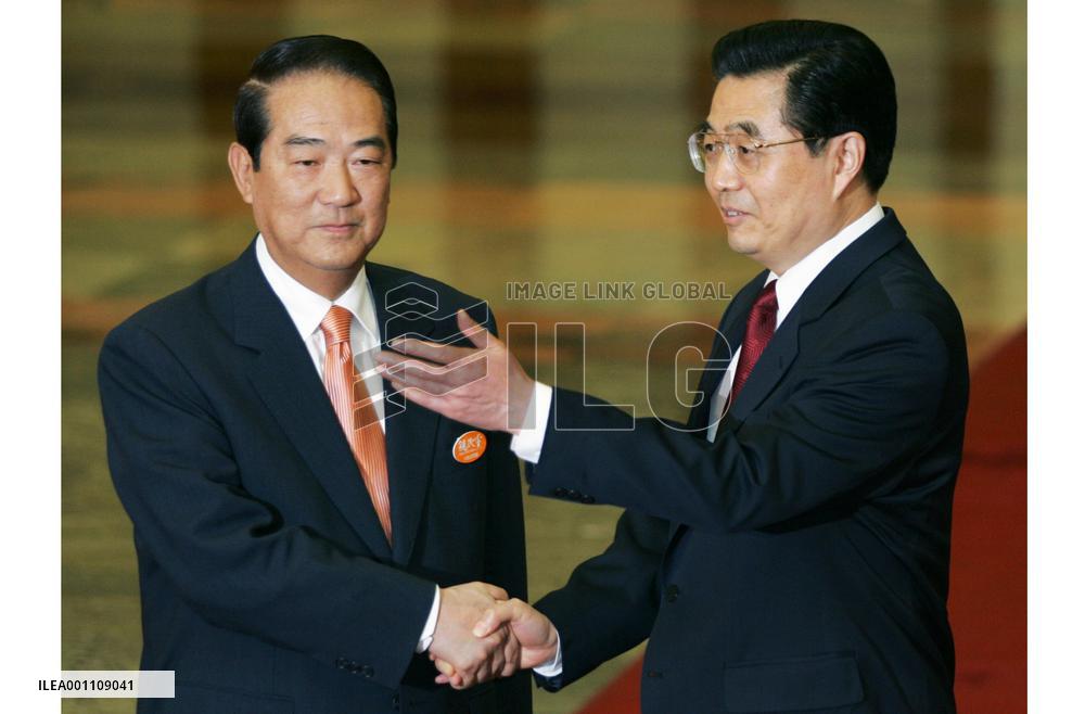 (1)Hu meets Taiwan minor opposition leader