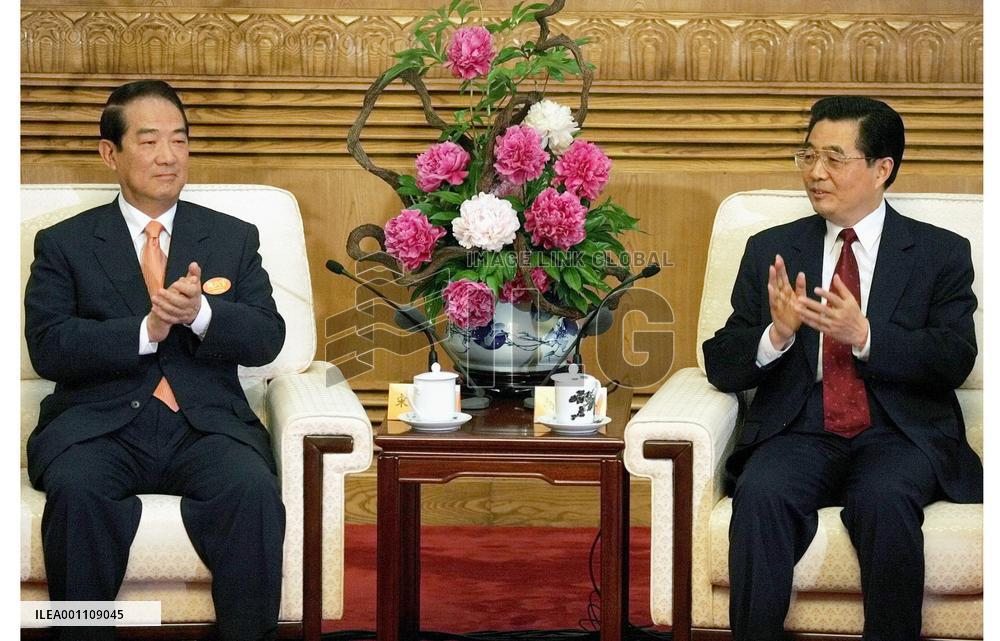 (2)Hu meets Taiwan minor opposition leader