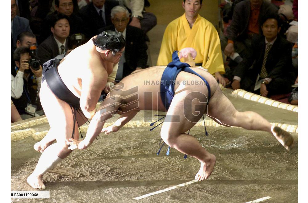 Tochiazuma beaten by Kotomitsuki at summer sumo