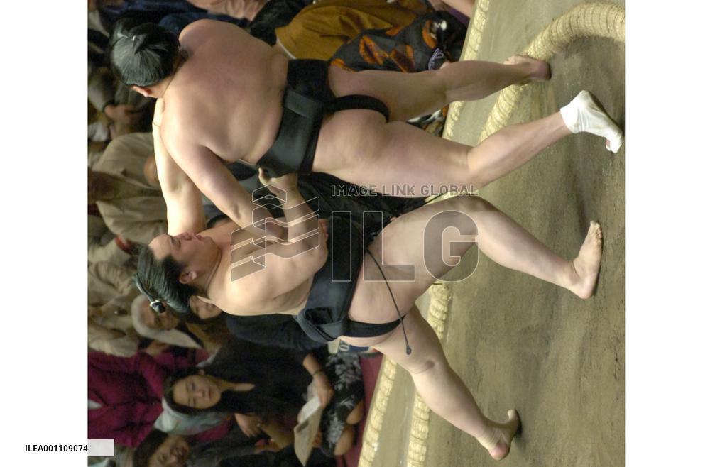 Asashoryu charges full throttle with 6th win at summer sumo