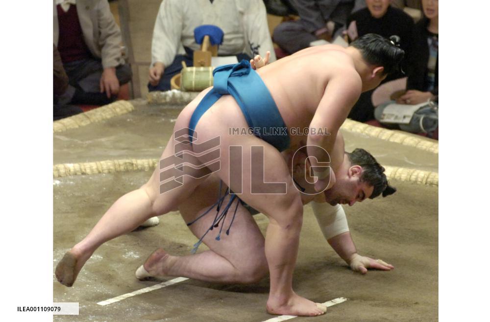 Hakuho beats Kokkai at summer sumo