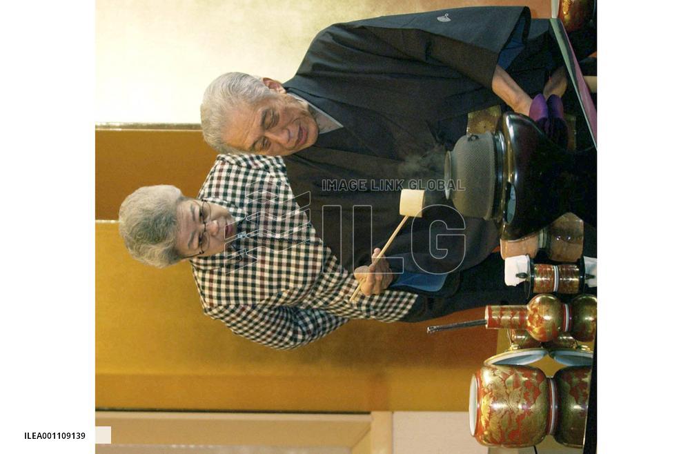 China's Vice Premier Wu enjoys tea ceremony
