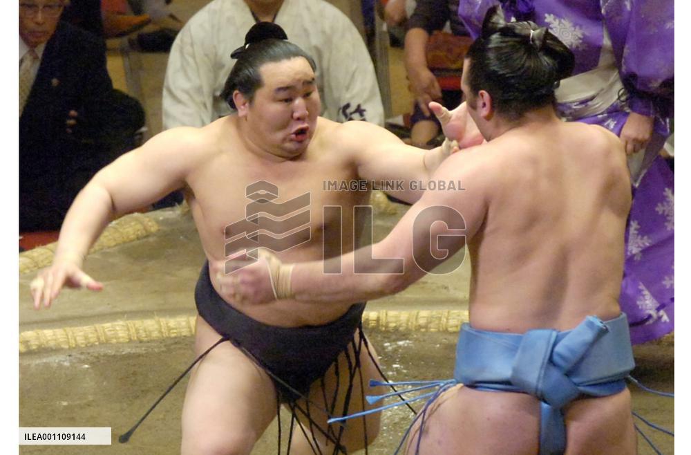 Asashoryu stays on course with 11th straight win